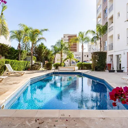 Urban Living Palatino Pool Апартаменты *